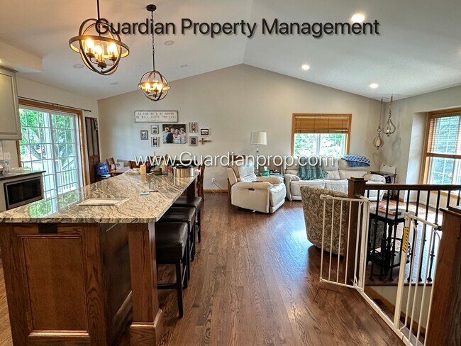Foto del edificio - Maple Grove Single Family Home, Fenced Yard, 3 Car Garage, Deck, Available 7-31
