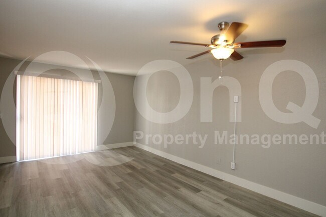 Foto del edificio - 2807 E Paradise Ln