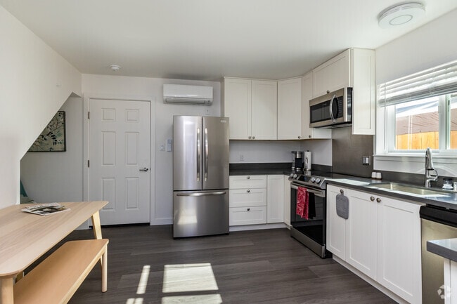 Interior Photo - 209 Madison Ave