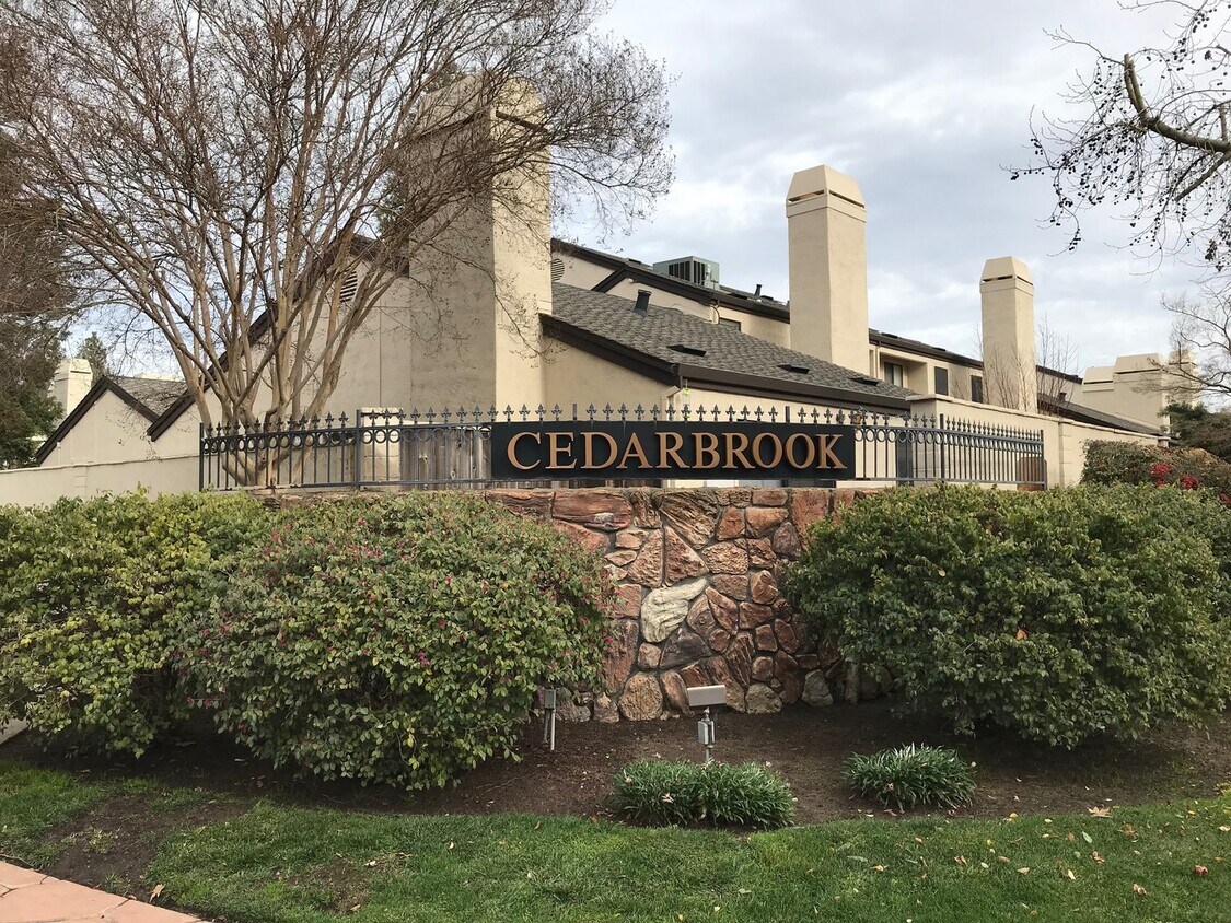 Primary Photo - Upscale condo located in gated Community!