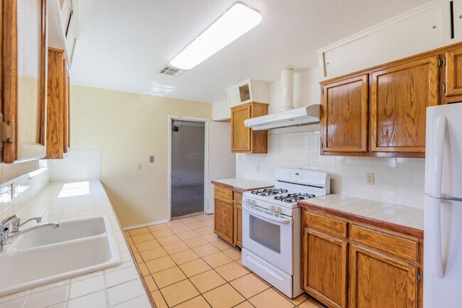 Building Photo - 3 Bedroom 2 Bath Home