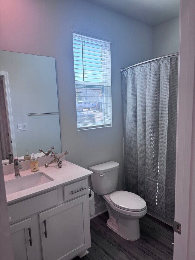Foto del edificio - 8607 Lilium Ln