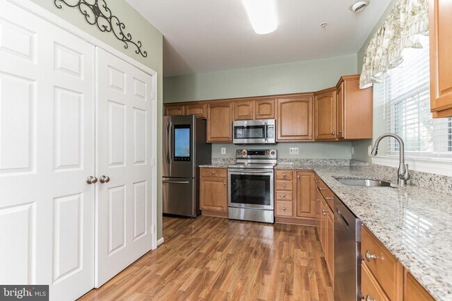 Building Photo - 1025 Simsbury Ct