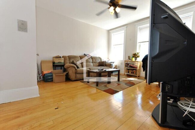 Building Photo - 5/1 Sunny top floor 2BR near Green Line, Harvard Ave