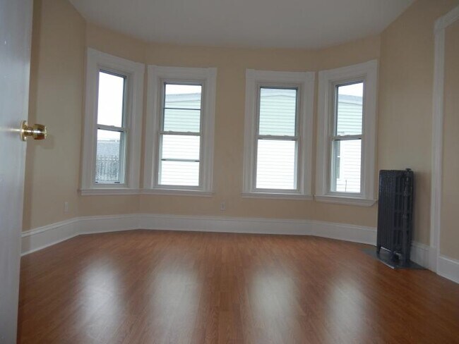 Building Photo - 325 Saratoga St