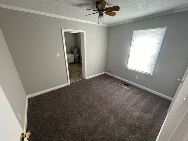 Building Photo - 3 Bedroom House with Screened Porch and Fe...