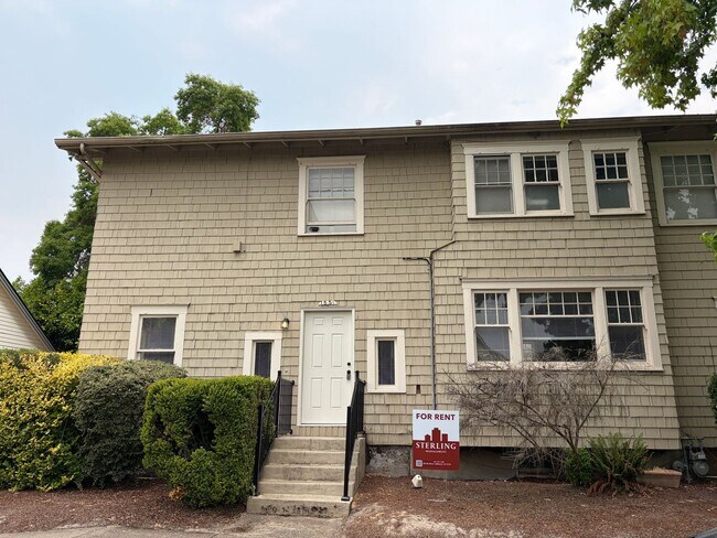 Foto del edificio - (844) NW 15th St. - 3 Bedroom / 1 Bathroom w/ Two Large Bonus Rooms