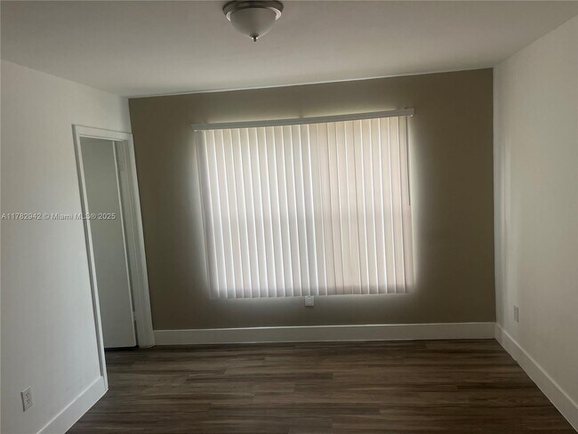 Foto del edificio - 4361 W McNab Rd