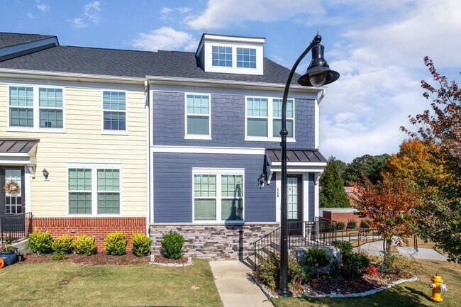Building Photo - Corner Townhome with Roof Top Deck in Down...