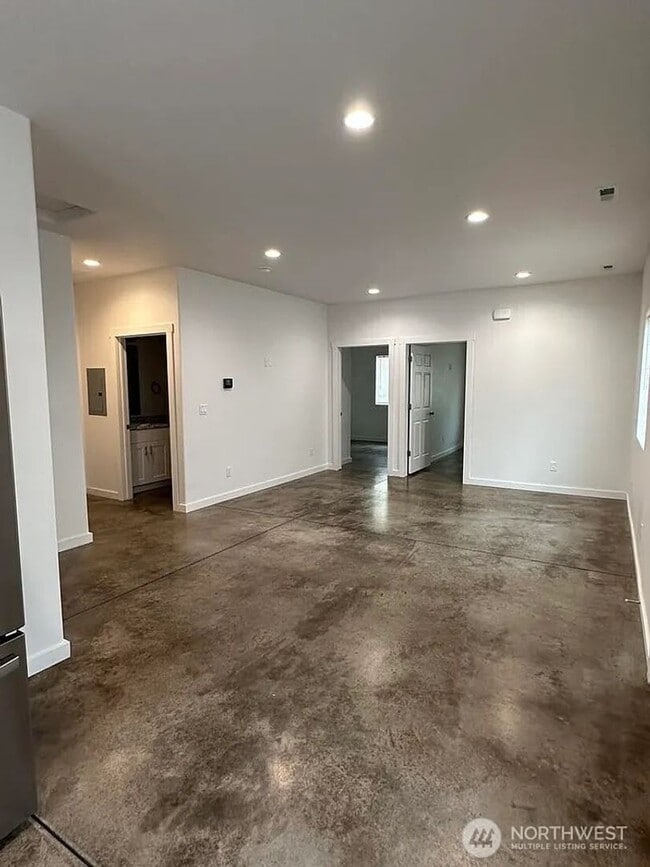 Building Photo - 3 Bedroom Unit in 4 Plex, close to Downtow...