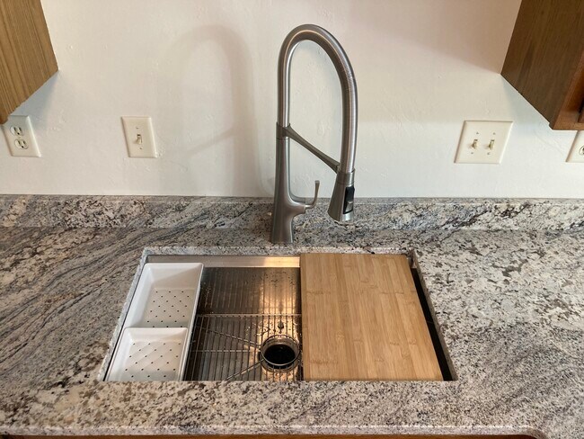Kitchen sink - 1743 Alfred Dr