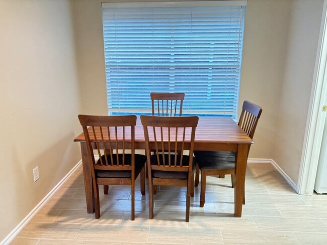 Building Photo - 18 Tallow Hill Pl