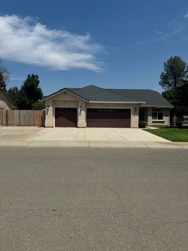 Primary Photo - Meridian Pointe 3 Bedroom Home with bonus ...