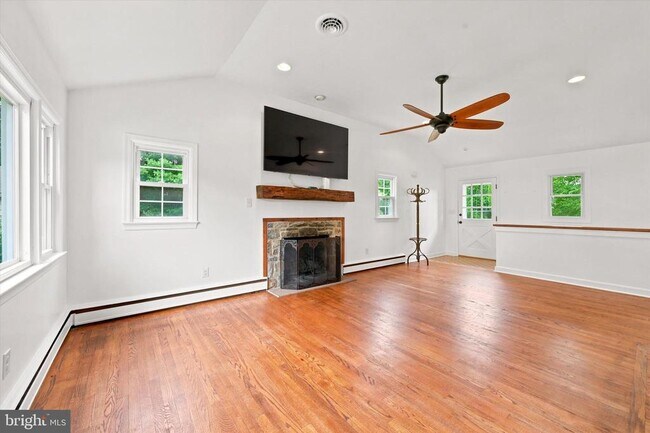 Foto del edificio - 1058 Glen Hall Rd