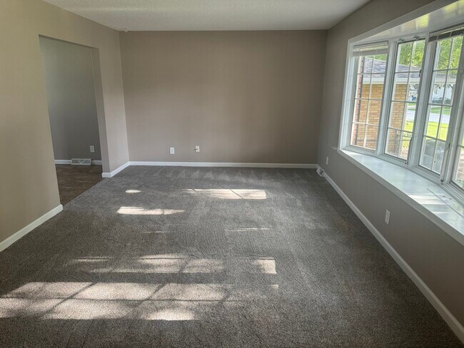 Building Photo - 1715 Valley Vista Dr