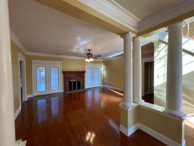 Foto del edificio - All Wood and Tile Flooring- NO CARPET- loc...