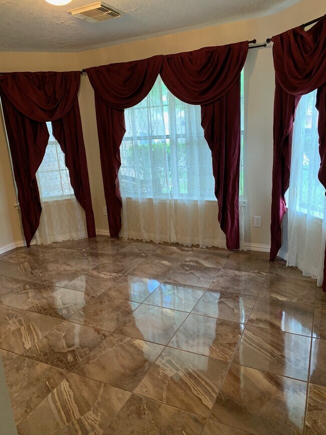 Foto del edificio - 205 Mammoth Springs Ln