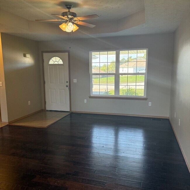 Building Photo - 4 Bedroom 2 Bathroom on corner lot