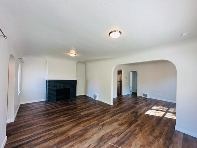 Foto del edificio - Adorable remodeled in 2023 2 bedroom 1 bathroom duplex available soon!