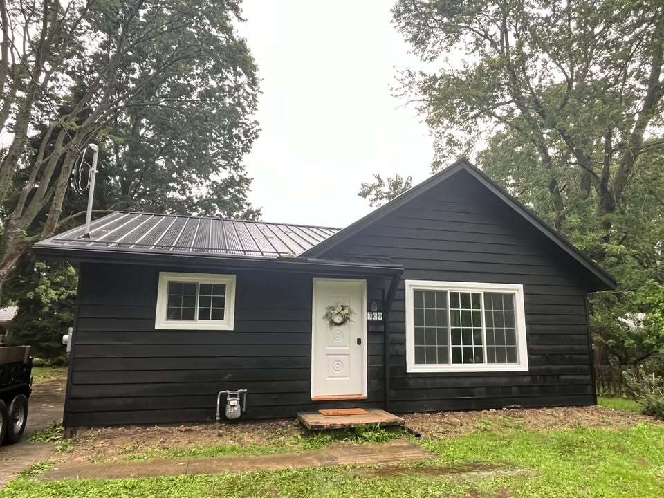 Primary Photo - 560 Longcoy Ave