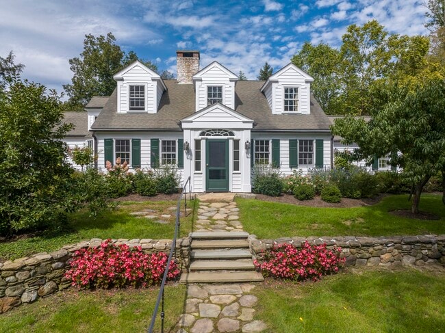 Building Photo - 427 Valley Farm Rd