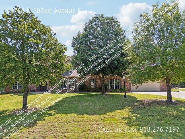 Building Photo - Breathtaking home AVAILBLE NOW!