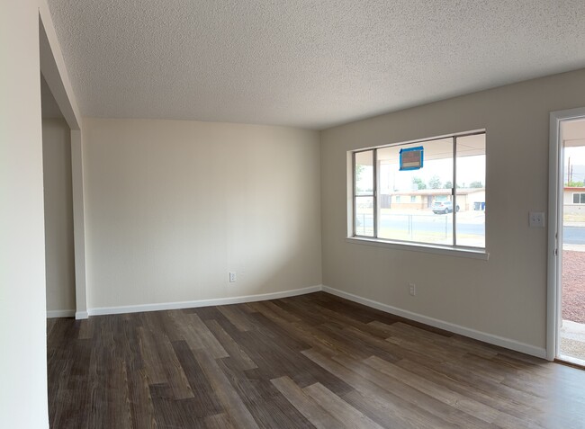Foto del edificio - 5163 Mace St