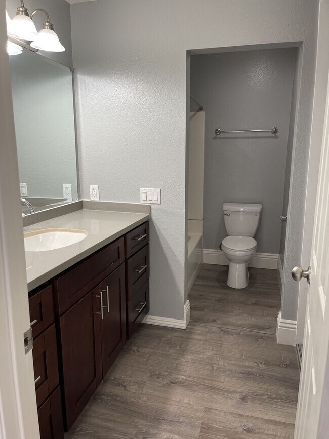 Building Photo - Luxury upstairs, AC/Heat, W/D, upgraded, new paint, New Floor