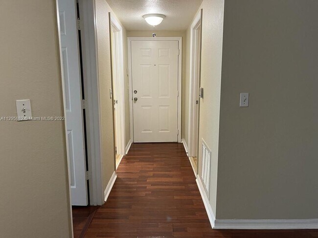 Foto del edificio - 2544 Centergate Dr