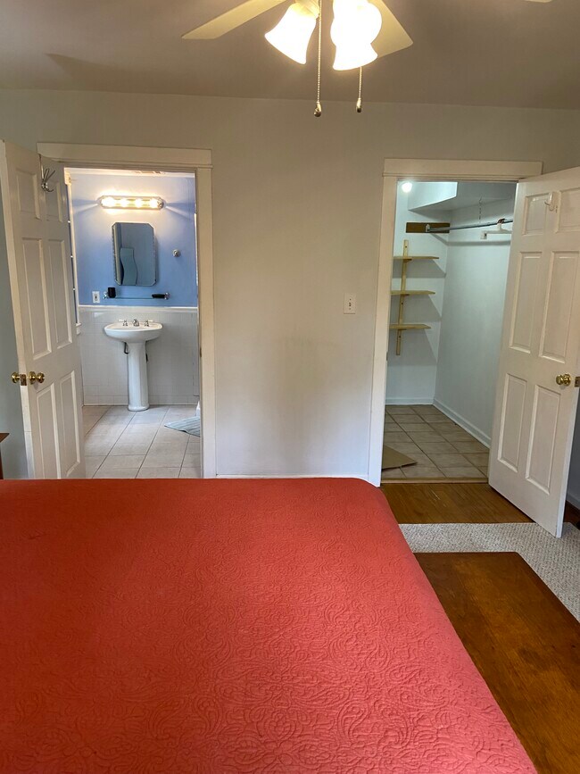 baño y vestidor - 981 Underwood Ave SE