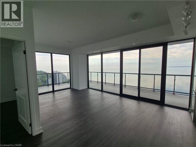 Photo du bâtiment - 2075 Lakeshore Rd.