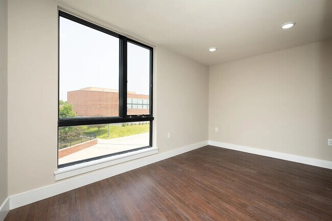 Foto del edificio - 242 Beacon Ave