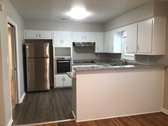 Building Photo - 2103 Snellings Dr