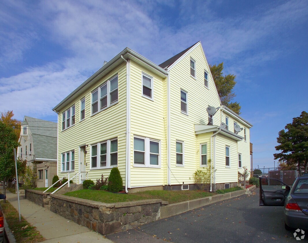 Building Photo - 589 South St
