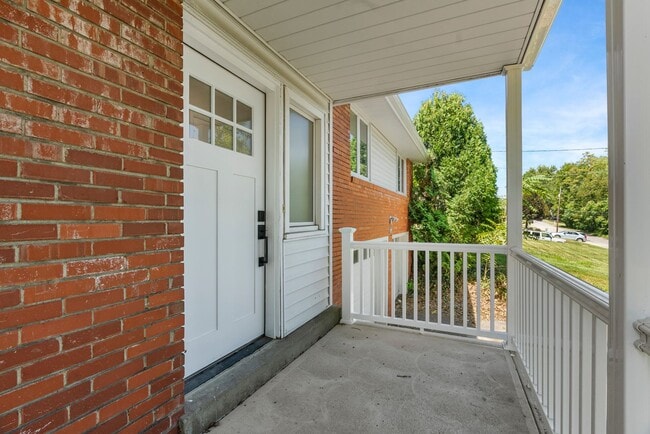 Building Photo - Beautifully Renovated 4 Bed/ 2 Bath with 2...