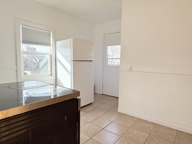 Building Photo - 106 Shepherd St E