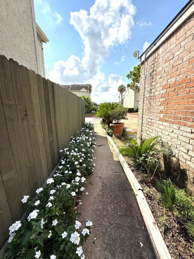 Building Photo - 8643 Village of Fondren