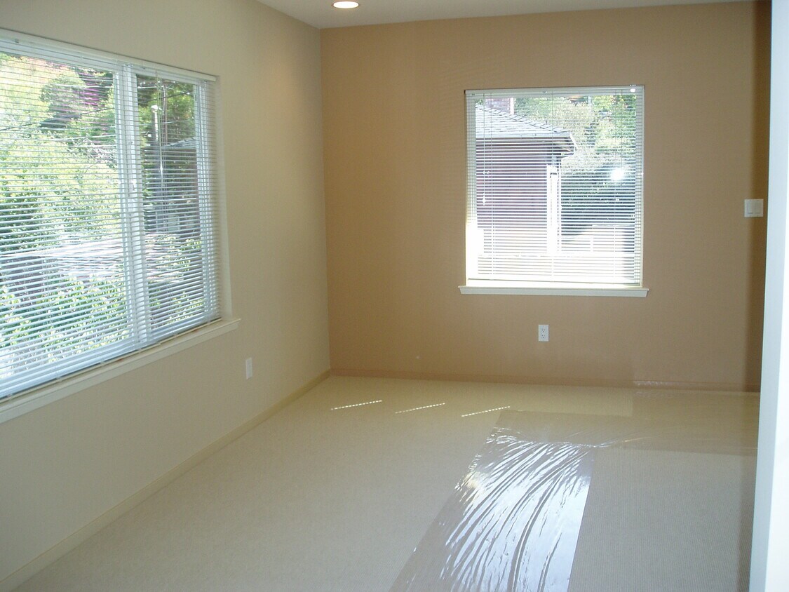 Primary Photo - 335 Willow Ave