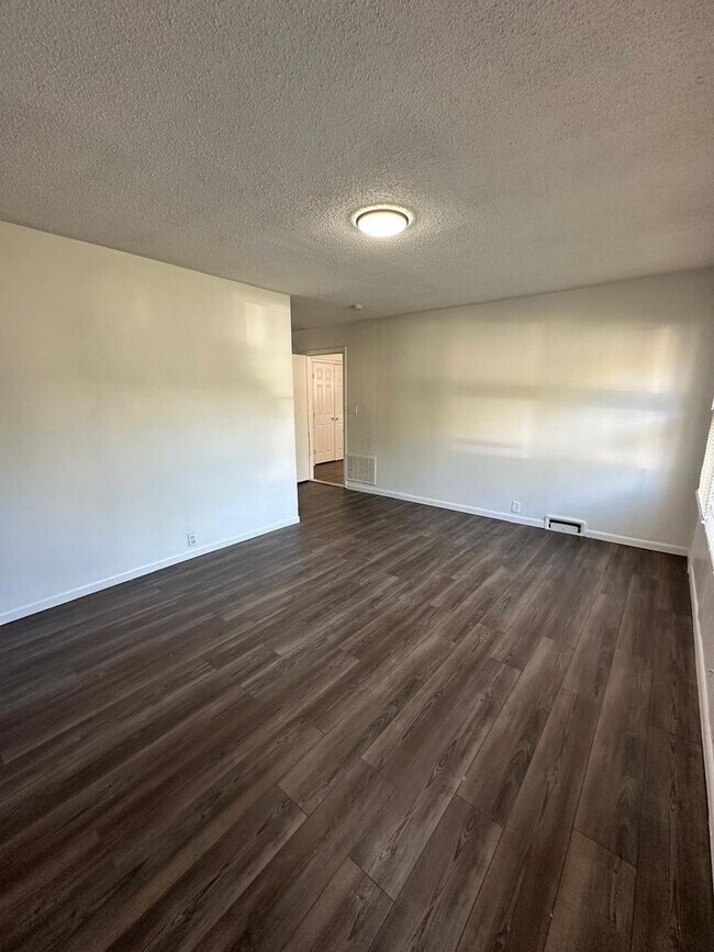 Foto del edificio - 4 bed 1 bath