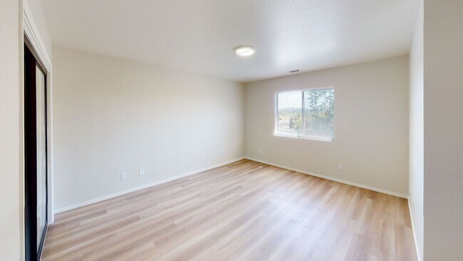 Building Photo - *DEPOSIT PENDING* Desirable 3 Bedroom, 2 B...