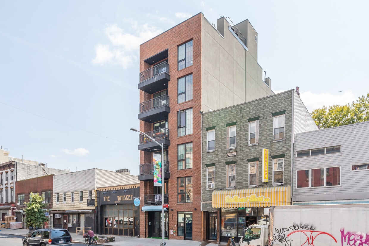 Primary Photo - 522 Grand St