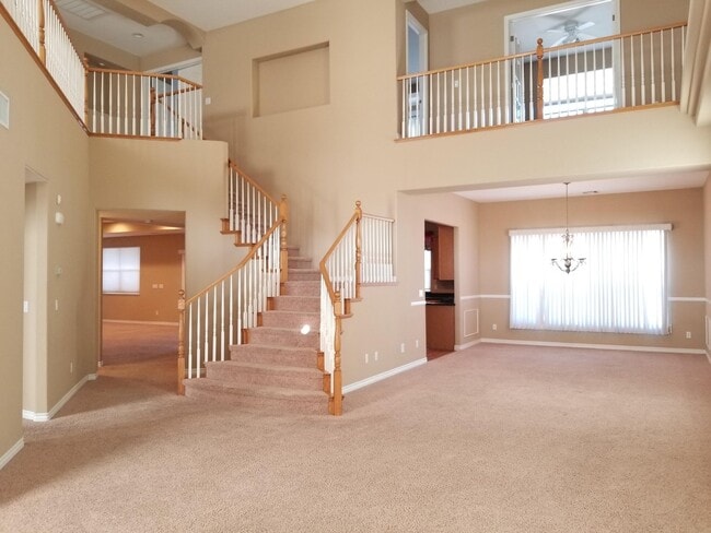 Building Photo - BEAUTIFUL 6 BED/3 BATH HOME NEAR LONE MOUN...