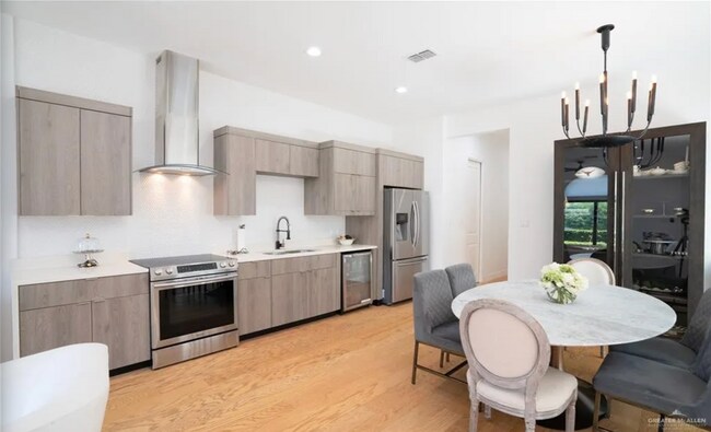 Foto del edificio - Stylish 2-Story Home in Gated Community with Pool!