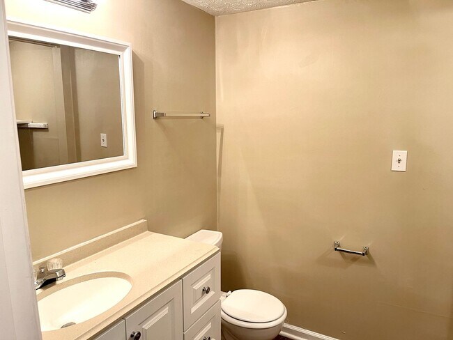 Building Photo - Charming 2-Bedroom Townhome in Fayetteville, GA!