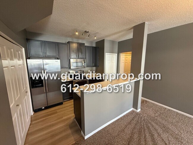 Foto del edificio - Woodbury Townhouse Available September  1, Open Floor Plan, Loft Area, Fireplace, Updated Kitchen...