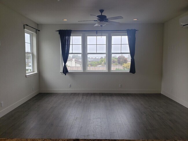 Building Photo - 555 Poplar St