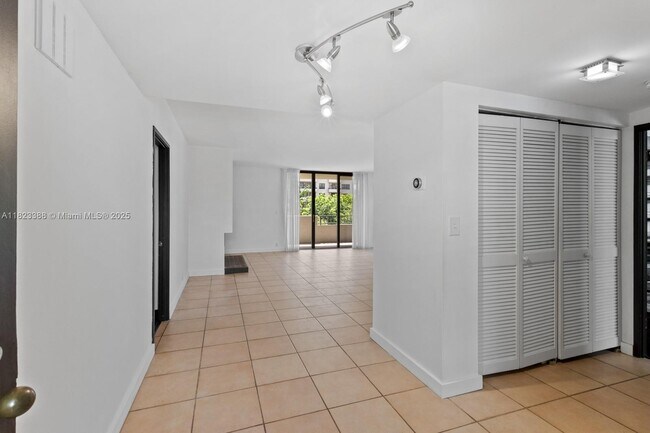 Foto del edificio - 161 Crandon Blvd