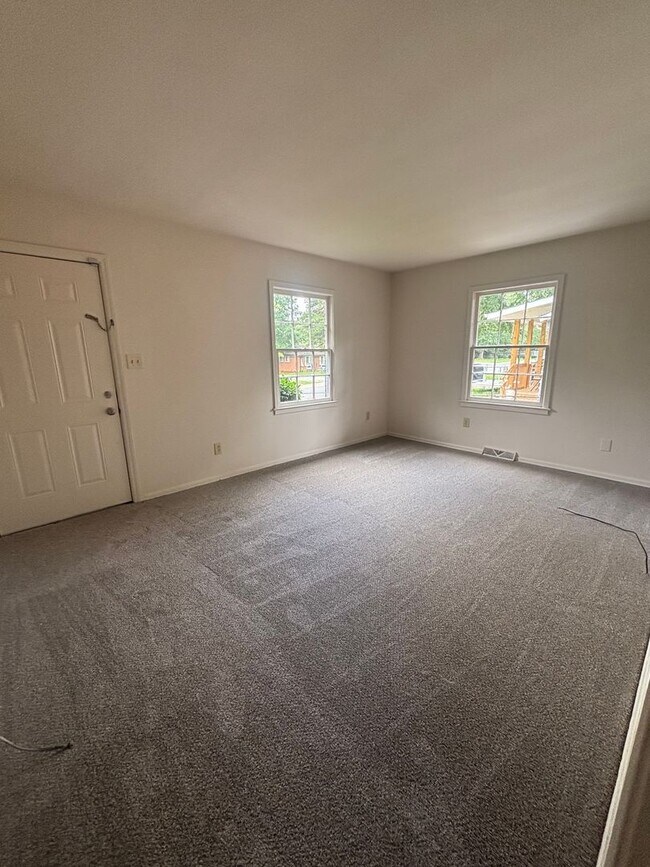 Building Photo - 3 bedroom 1.5 bathroom home!