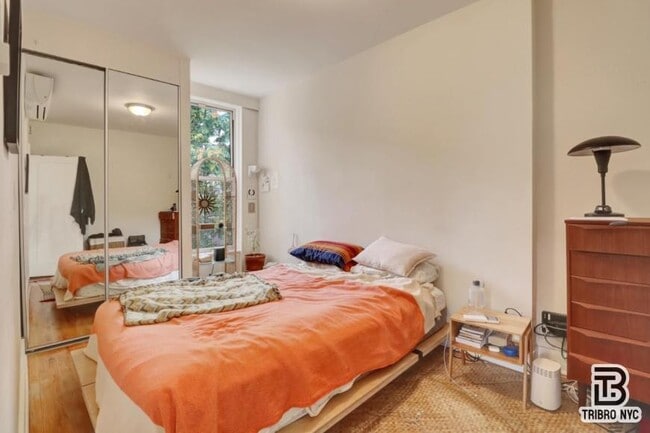 Building Photo - 3 bedroom in Queens NY 11385