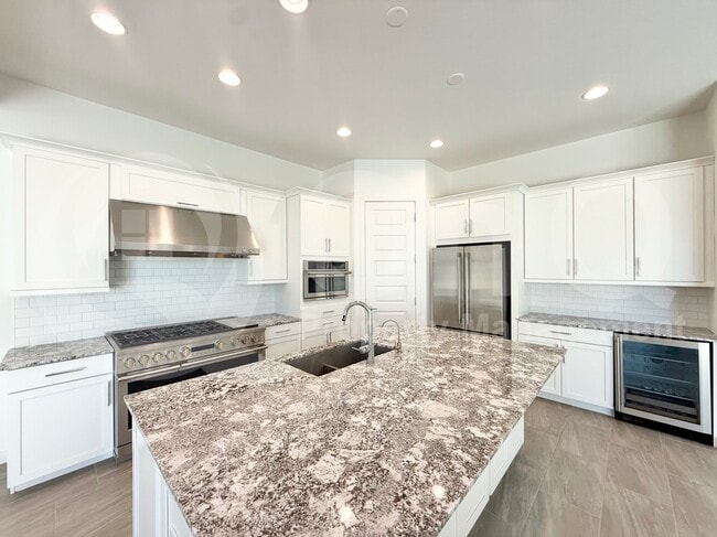 Building Photo - 213 E Birchwood Pl